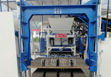 人行道步道磚機(jī)：技術(shù)猿為您解析傳輸設(shè)備撒料原因！